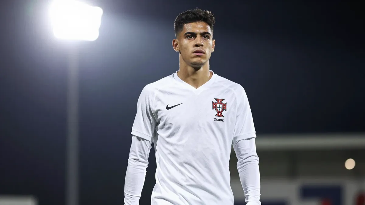 El 18-añero Mauro Furtado, defensa portugués procedente del Benfica, firma con el Girona hasta 2031