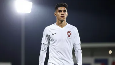 El 18-añero Mauro Furtado, defensa portugués procedente del Benfica, firma con el Girona hasta 2031